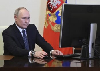 Russians Cast Votes in Election Overshadowed by Putin’s Suppressed Dissent