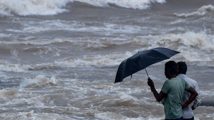 Andhra Pradesh & Tamil Nadu Brace for Severe Weather: Heavy Rain, Cyclone Impact & Rough Seas Expected