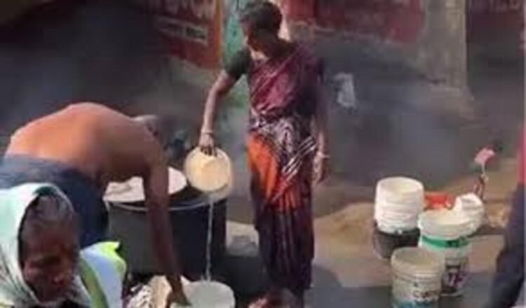Heavy Devotee Rush at Medaram as Hot Water Sells for ₹50 per Bucket Near Jampanna Vagu